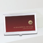 Caja Para Tarjetas De Visita Elegante Monograma de Oro Cepillado Rojo<br><div class="desc">Elegante diseño de monograma con medallón de monograma de oro metálico cepillado con nombre personalizado y título o texto personalizado debajo sobre un fondo degradado en tonos de rojo rubí. Personalice el producto para su personalizado.</div>