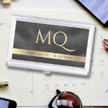 Caja Para Tarjetas De Visita Elegante Monograma de oro de cuero negro Nombre el<br><div class="desc">Impresión duradera con nuestro elegante estuche para tarjetas de visita Black Leather Gold Monogram Stylish Name! El diseño muestra una lujosa textura de cuero negro acentuada por una banda de Relieve metalizado dorado de moda, lo que proporciona el marco perfecto para su persona profesional. Personalízalo con tu nombre completo y...</div>