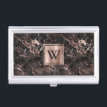 Caja Para Tarjetas De Visita Elegante Monograma de Oro de Rosa de Mármol Negro<br><div class="desc">Este elegante funda de tarjetas de visita presenta un patrón de fondo de mármol negro adornado con venas de oro rosa. Personalízalo con tu monograma inicial en negro sobre una plaza metalizado doble bordeada de rosa de oro falso cepillado.</div>