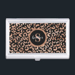 Caja Para Tarjetas De Visita Elegante Monograma Elegante Leopardo Impresión de<br><div class="desc">Este titular de tarjeta de visita está decorado con una estampada de Relieve metalizado de rosa dorado elegante y de moda. Personalízalo con tu monograma inicial y nombre. Diseñado para ti por Blackberry Boulevard.</div>