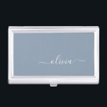 Caja Para Tarjetas De Visita Elegante Monograma moderno Minimalista azul turbio<br><div class="desc">Presentamos nuestra Dusty Blue Minimalista Monogram Elegant Collection: Eleva tu estilo con sofisticación y encanto intemporal. Nuestra colección presenta diseños minimalistas en un suave y polvoriento matiz azul, realzados con elegantes monogramas adaptados a su gusto personal. Desde la papelería refinada hasta los accesorios versátiles, cada pieza de nuestra colección está...</div>