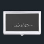 Caja Para Tarjetas De Visita Elegante Nombre de guión blanco y negro personaliz<br><div class="desc">Un funda de tarjetas de visita limpio y sofisticado, con un sólido telón de fondo negro, con un nombre elegante de caligrafía blanca, centrado en un refinado toque personal. Este aspecto es perfecto para profesionales, empresarios o estudiantes que desean una estética minimalista con un aire elegante y moderno. El contraste...</div>