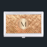 Caja Para Tarjetas De Visita Elegante patrón oro Rosa con monograma<br><div class="desc">Un patrón de mosaico de aspecto metálico de oro rosa único con medallón monograma coordinado que puede ser personalizado al monograma o texto de su elección. Si desea cambiar el tipo de letra,  elija el botón "personalizar" y estará todo configurado.</div>