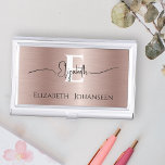 Caja Para Tarjetas De Visita Elegante Rosa de oro Cepillado con escritura Metal<br><div class="desc">Mantén tus tarjetas de visita organizadas con estilo con nuestro elegante estuche de tarjetas de visita monogramado con guion Metalizado con Rosa dorado! Diseñado con una lujosa textura metalizado de rosa dorado, este sofisticado funda le aporta un toque de elegancia a sus accesorios profesionales. Personalice su monograma en negrita y...</div>