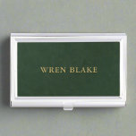 Caja Para Tarjetas De Visita Elegante textura de cuero verde oscuro y guión de<br><div class="desc">Un elegante funda de tarjetas de visita con una textura de cuero verde oscuro con acentos de escritura dorada. Este sofisticado diseño ofrece una manera lujosa de almacenar y presentar sus tarjetas de visita,  lo que le da una impresión duradera en entornos profesionales.</div>