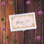 Caja Para Tarjetas De Visita Elegante tijeras de oro Hairstylista Rubor Pink Ha<br><div class="desc">El elegante estuche para tarjetas de visita Rubor Pink Hair Hairstylist Gold Scissors es perfecto para cualquier salón de belleza, peluquería o salón de belleza. Este elegante funda de tarjetas de aspecto profesional ha sido diseñado con un estilo moderno y elegante y cuenta con unas bellas tijeras doradas de fondo...</div>