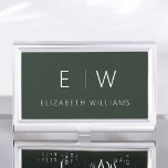 Caja Para Tarjetas De Visita Elegante verde oscuro moderno nombre de monograma<br><div class="desc">Eleva tu imagen profesional con nuestro elegante y clásico soporte de tarjetas de visita Minimalista monograma. Este accesorio meticulosamente elaborado combina a la perfección la elegancia atemporal con el minimalismo contemporáneo, convirtiéndolo en una herramienta esencial para cualquier profesional moderno. Diseñado con precisión y meticulosa atención a los detalles, este titular...</div>