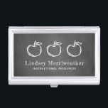 Caja Para Tarjetas De Visita Enseñanza o educación de manzanas de Chalkboard<br><div class="desc">Este funda de tarjetas de visita para profesores u otros profesionales de la educación presenta un diseño esbozado en blanco de tres manzanas sobre un fondo de pizarra negra. Personalizar con su nombre en blanco delineado tipo de letra y título o lugar de negocio en sans serif blanco. Vea nuestra...</div>