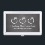 Caja Para Tarjetas De Visita Enseñanza o educación de manzanas de Chalkboard<br><div class="desc">Este funda de tarjetas de visita para profesores u otros profesionales de la educación presenta un diseño esbozado en blanco de tres manzanas sobre un fondo de pizarra negra. Personalizar con su nombre en blanco delineado tipo de letra y título o lugar de negocio en sans serif blanco. Vea nuestra...</div>