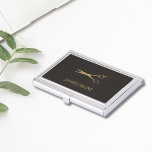 Caja Para Tarjetas De Visita Espesor de oro gris minimalista<br><div class="desc">Elegante titular de tarjeta de visita con patrón de tijera dorada y fondo gris. Puede agregar su monograma o nombre.</div>