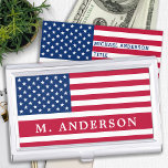 Caja Para Tarjetas De Visita Estrellas patrióticas de bandera estadounidense y<br><div class="desc">Estuche American Flag Business Card - Bandera estadounidense en moderno diseño azul rojo. Personalice con este funda de tarjetas de visita de bandera estadounidense con su nombre. Este titular personalizado de la tarjeta de visita de la Bandera Americana es perfecto para regalos militares, retiro o graduación, el soldado se va...</div>