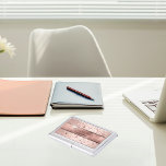 Caja Para Tarjetas De Visita Estrellas rosa oro rosa metálico elegante moderno<br><div class="desc">Un elegante, sencillo minimalista y moderno titular de tarjetas de visita. Un fondo de color oro rosa y rosado metálico con una banda de oro rosa. Decorado con estrellas de oro rosa. Personalice y agregue su nombre y texto/título al frente. Cartas negras. El nombre está escrito con una escritura de...</div>