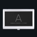 Caja Para Tarjetas De Visita Executive Monograma Professional Classic<br><div class="desc">Sencillo nombre personalizado en blanco,  negro y gris monogramado e inicial en un funda de tarjetas de visita plateado,  perfecto para el ejecutivo profesional que busca una manera moderna y minimalista de presentar tarjetas de visita con etiqueta clásica.</div>