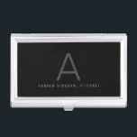 Caja Para Tarjetas De Visita Executive Monograma Professional Classic<br><div class="desc">Sencillo nombre personalizado en blanco,  negro y gris monogramado e inicial en un funda de tarjetas de visita plateado,  perfecto para el ejecutivo profesional que busca una manera moderna y minimalista de presentar tarjetas de visita con etiqueta clásica.</div>