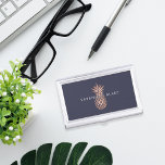 Caja Para Tarjetas De Visita Faux Rosa Gold Pineapple | Personalizado<br><div class="desc">El elegante titular de la tarjeta de visita incluye su nombre y/o nombre de negocios en letras blancas modernas,  colocadas sobre un falso ilustracion rosa de Relieve metalizado dorado sobre un fondo azul de medianoche. Compra artículos coincidentes de nuestra colección de oficinas de Pineapple para completar tu apariencia.</div>