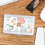Caja Para Tarjetas De Visita Flores silvestres pasteles con monograma de cobre<br><div class="desc">Flores, hojas y bayas de durazno de durazno de melocotón naranja, rosa rosa pastel, verde salchicha y polvoriento a la moda, que forman un elegante titular de tarjeta de visita con un falso cuadrado geométrico monogramado de cobre de oro metálico para mujeres empresarias | artista de maquillaje | peluquero |...</div>