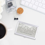 Caja Para Tarjetas De Visita Glow Platinum | Personalizado<br><div class="desc">El elegante titular de la tarjeta de visita incluye su nombre y/o nombre de negocios con letras negras clásicas en un fondo gris plateado adornado con una ráfaga de luces blancas de bokeh en la parte superior.</div>