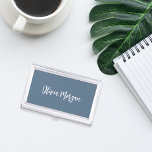 Caja Para Tarjetas De Visita Guión cursivo con esbozo azul del puerto<br><div class="desc">El elegante funda de tarjetas de visita incluye su nombre,  título o elección de personalización en letras cursivas guionadas a mano blanca sobre un polvoriento fondo azul.</div>