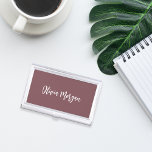 Caja Para Tarjetas De Visita Guión cursivo de ciruela borgoñona<br><div class="desc">El elegante funda de tarjetas de visita incluye su nombre,  título o elección de personalización en letras cursivas guionadas a mano blanca sobre un fondo morado de ciruela color burdeos.</div>