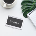 Caja Para Tarjetas De Visita Guión cursivo en blanco y negro<br><div class="desc">El elegante funda de tarjetas de visita incluye su nombre,  título o elección de personalización en letras cursivas guionadas a mano blanca sobre un fondo negro cenizas.</div>