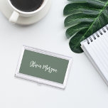 Caja Para Tarjetas De Visita Guión cursivo esbozado de Moss Green<br><div class="desc">El elegante funda de tarjetas de visita incluye su nombre,  título o elección de personalización en letras cursivas guionadas a mano blanca sobre un fondo verde musgo oscuro.</div>
