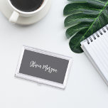 Caja Para Tarjetas De Visita Guión cursivo gris y blanco esbozado<br><div class="desc">El elegante funda de tarjetas de visita incluye su nombre,  título o elección de personalización en letras cursivas guionadas a mano blanca en un fondo gris oscuro.</div>
