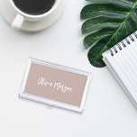 Caja Para Tarjetas De Visita Guión curvo esbozado de tazas rosadas<br><div class="desc">El elegante funda de tarjetas de visita incluye su nombre,  título o elección de personalización en letras cursivas guionadas a mano blanca sobre un fondo neutro de color rosa polvoriento.</div>