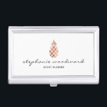 Caja Para Tarjetas De Visita Guión de escritura a mano de Relieve metalizado do<br><div class="desc">Este moderno funda de tarjetas de moda cuenta con una elegante silueta de piña en un Relieve metalizado de oro falso rosa. Personalizar con su nombre en un guión elegante de escritura a mano en negro y su título o lugar de negocio en el tipo de letra sans serif negro....</div>