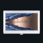 Caja Para Tarjetas De Visita Guión de nombre dorado del rosa de mármol azul<br><div class="desc">Una ágata dorada azul oscuro y rosa, una huella de mármol como fondo. Personaliza y agrega tu nombre. El nombre está escrito con un guión moderno de estilo con letras a mano con toques. Para que los cambios sólo eliminen el nombre del ejemplo, deje los espacios o la emoji delante...</div>