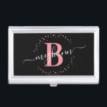 Caja Para Tarjetas De Visita Guión monogramado de nombre negro rosado elegante<br><div class="desc">Girly, moderno, elegante, de moda, rosa y negro, blanco, monograma inicial personalizado de escritura de nombre monogramado personalizado funda de tarjetas de visita monogramado. Con un primer monograma y un guión de nombre ondulado en una caligrafía con letras a mano, el tamaño de la letra cruz y el marco de...</div>