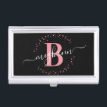 Caja Para Tarjetas De Visita Guión monogramado de nombre negro rosado elegante<br><div class="desc">Girly, moderno, elegante, de moda, rosa y negro, blanco, monograma inicial personalizado de escritura de nombre monogramado personalizado funda de tarjetas de visita monogramado. Con un primer monograma y un guión de nombre ondulado en una caligrafía con letras a mano, el tamaño de la letra cruz y el marco de...</div>