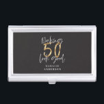Caja Para Tarjetas De Visita Haciendo que 50 parezca buena celebración de cumpl<br><div class="desc">Celebra tu cumpleaños número 50 con este efecto negro,  blanco y dorado de 50 y un fabuloso diseño de cumpleaños. Diseño moderno con texto de guión y gráficos en negrita. Cambie el color al personalizar. Parte de una colección.</div>