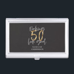 Caja Para Tarjetas De Visita Haciendo que 50 parezca buena celebración de cumpl<br><div class="desc">Celebra tu cumpleaños número 50 con este efecto negro,  blanco y dorado de 50 y un fabuloso diseño de cumpleaños. Diseño moderno con texto de guión y gráficos en negrita. Cambie el color al personalizar. Parte de una colección.</div>