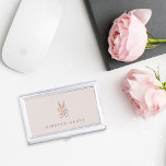 Caja Para Tarjetas De Visita Hairstylist personalizado de las tijeras florales<br><div class="desc">Elegante titular de tarjeta de visita para los estilistas o dueños de salón de peluquería,  su nombre y/o nombre de negocios con letras grises clásicas sobre un fondo rosa rubor adornado con unas tijeras florales adornadas con un falso Relieve metalizado de oro rosa.</div>