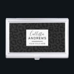 Caja Para Tarjetas De Visita Impresión minimalista moderna de leopardo negro<br><div class="desc">Este moderno y minimalista diseño es perfecto para una mujer de diseño. Presenta un patrón de impresión animal de leopardo negro y negro oscuro de carbón vegetal. Es genial, único, contemporáneo y de moda. ***NOTA IMPORTANTE DE DISEÑO: Para cualquier solicitud de diseño personalizado, como productos coincidentes, cambios de color, cambios...</div>