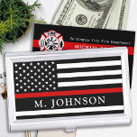 Caja Para Tarjetas De Visita La línea roja delgada personalizada del bombero<br><div class="desc">Estuche delgado de tarjeta de visita de la línea roja - Bandera estadounidense con colores de bandera de bombero, diseño rojo negro moderno . Personalice con el funda de tarjetas de visita del bombero el nombre del bombero. Este titular de tarjeta de negocios personalizado para bomberos es perfecto para bomberos...</div>