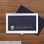 Caja Para Tarjetas De Visita Logo inicial de Blue Professional Luxury<br><div class="desc">Mantenga sus tarjetas de visita organizadas y protegidas con estilo con este elegante funda azul de tarjetas de visita con un logotipo inicial dorado. Este funda, hecho con materiales de alta calidad, es duradero y sofisticado, lo que lo convierte en el accesorio perfecto para cualquier profesional de negocios. El funda...</div>