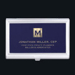 Caja Para Tarjetas De Visita Logo inicial de Navy Blue Luxury Gold<br><div class="desc">Diseño lujoso y sencillo con medallón inicial de oro metálico cepillado con nombre personalizado,  título,  nombre de empresa o texto personalizado abajo en tipografía clásica de bloques en un rico fondo azul marino. Personalice el producto para su personalizado.</div>