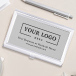 Caja Para Tarjetas De Visita Logotipo comercial de personalizado con marca Gris<br><div class="desc">Cree su titular de tarjeta profesional de negocios personalizado con su propio logotipo de empresa y texto personalizado. Los titulares de tarjetas de visita con marca de personalizado son excelentes regalos corporativos prácticos para ejecutivos y empleados, y añaden un toque profesional y un valor promocional a la presentación de sus...</div>