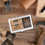 Caja Para Tarjetas De Visita Logotipo de contratista de tono de madera rústica<br><div class="desc">Ya no se avergüenzan más al entregar a un nuevo cliente una tarjeta destrozada y desmentida. Mantén tus tarjetas de visita limpias,  planas y fácilmente accesibles con el estuche de la tarjeta de presentación del logotipo del contratista Rustic Wood Tone. Fácil de personalizar con su información.</div>