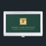 Caja Para Tarjetas De Visita Logotipo de oro corporativo de Emerald Green Leath<br><div class="desc">Este lujoso titular de una tarjeta de visita ostenta un ilustracion refinado con textura de piel de color verde esmeralda, perfectamente emparejado con el logotipo de su negocio sobre un falso dorado para un aspecto profesional y de primera calidad. Su nombre, profesión o nombre firme se destacan en la señalización...</div>