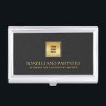 Caja Para Tarjetas De Visita Logotipo de oro corporativo para empresas de cuero<br><div class="desc">Este lujoso titular de una tarjeta de visita ostenta un ilustracion refinado de textura de cuero gris negro, perfectamente emparejado con el logotipo de su negocio sobre un falso dorado para un aspecto profesional y de primera calidad. Su nombre, profesión o nombre firme se destacan en la señalización opulenta de...</div>