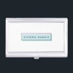 Caja Para Tarjetas De Visita Logotipo femenino | Azul | Marcas profesionales<br><div class="desc">Haga una gran impresión con este hermoso y ondulado titular de tarjeta de visita. El diseño minimal incluye un rectángulo azul claro con un borde geométrico negro con tu nombre o nombre de negocio en el centro con letras negras modernas. Este diseño forma parte de una colección de "Marcas femeninas",...</div>