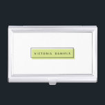 Caja Para Tarjetas De Visita Logotipo femenino | Verde | Marcas profesionales<br><div class="desc">Haga una gran impresión con este hermoso y ondulado titular de tarjeta de visita. El diseño minimal incluye un rectángulo verde limón con un borde geométrico negro con su nombre o nombre de negocio en el centro con letras negras modernas. Este diseño forma parte de una colección de "Marcas femeninas",...</div>