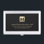 Caja Para Tarjetas De Visita Logotipo inicial de oro de cuero negro<br><div class="desc">Diseño lujoso y sencillo,  con medallón de logo inicial de oro metálico cepillado con nombre personalizado,  título,  nombre de empresa o texto personalizado debajo en tipografía clásica de bloques sobre fondo de cuero negro texturizado. Personalice el producto para su personalizado.</div>