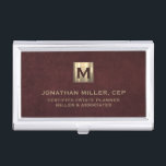 Caja Para Tarjetas De Visita Logotipo inicial de oro de lujo cuero de sangre<br><div class="desc">Diseño lujoso y sencillo con medallón inicial de oro metálico cepillado con nombre personalizado,  título,  nombre de empresa o texto personalizado abajo en tipografía clásica de bloques sobre fondo de cuero rojo oxsanguíneo texturado. Personalice el producto para su personalizado.</div>