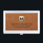 Caja Para Tarjetas De Visita Logotipo inicial Sable Leather Luxury Gold<br><div class="desc">Diseño lujoso y sencillo con medallón inicial de oro metálico cepillado con nombre personalizado,  título,  nombre de la empresa o texto personalizado abajo en tipografía clásica de bloques sobre un fondo texturado de cuero marrón estable. Personalice el producto para su personalizado.</div>