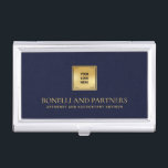Caja Para Tarjetas De Visita Logotipo NAVY Blue Leather Business Corporate Gold<br><div class="desc">Este lujoso titular de una tarjeta de visita ostenta un ilustracion refinado con texturas de cuero de la Marina Azul, perfectamente emparejado con su logotipo de negocios sobre un falso dorado para un aspecto profesional y de primera calidad. Su nombre, profesión o nombre firme se destacan en la señalización opulenta...</div>