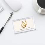 Caja Para Tarjetas De Visita Los caballos afortunados son personalizados<br><div class="desc">El diseño presenta dos herraduras de color dorado y su nombre o elección de texto. Perfecto para entrenadores de caballos,  instructores de equitación,  propietarios estables y otras ocupaciones ecuestres. En nuestra tienda encontrará tarjetas de visita y accesorios que coincidan.</div>