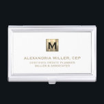 Caja Para Tarjetas De Visita Lujo blanco y dorado<br><div class="desc">Mantén tus tarjetas de visita organizadas con estilo con este elegante funda de tarjetas de visita con un sólido diseño de logotipo inicial en blanco y dorado. Perfecto para los planificadores inmobiliarios, los planificadores financieros y otros profesionales de negocios, este funda exuda sofisticación y profesionalismo. La construcción duradera garantiza que...</div>